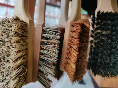 Cloth brushes: brown wooden brushes